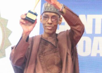 An Yabawa Marigayi Khalifa Baba Ahmed yayin da DITV ta Lashe Lambar Yabo mai Daraja a Fannin watsa Shirye-Shirye.