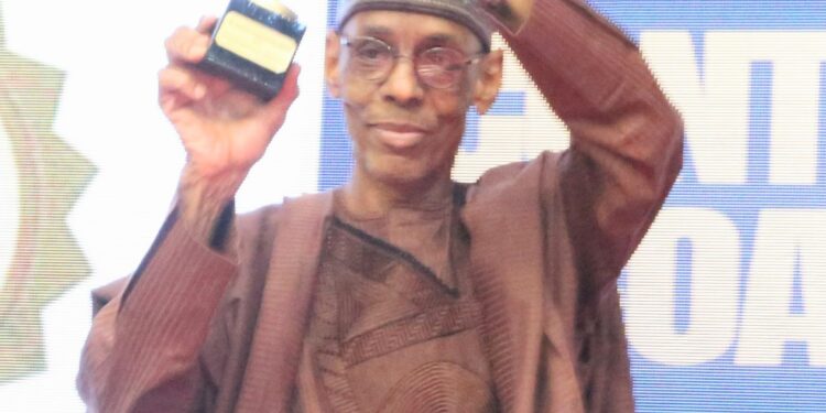 An Yabawa Marigayi Khalifa Baba Ahmed yayin da DITV ta Lashe Lambar Yabo mai Daraja a Fannin watsa Shirye-Shirye.