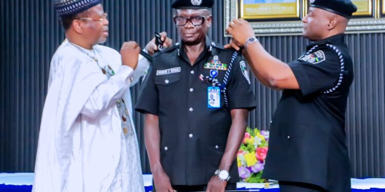 Jakada Malami Ma’aji Yana Taimaka wa IGP Disu Wajen Daurawa Sabon CP Umar Muhammed Iya Mukaminsa.