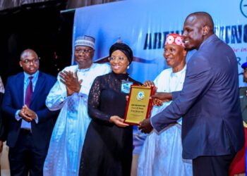 Gwamna Yusuf Ya Lashe Lambar Yabo Ta Ƙungiyar Matasa Lauyoyin Arewa