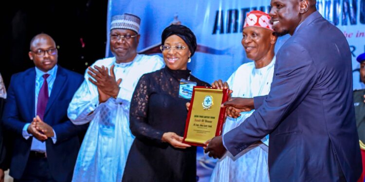 Gwamna Yusuf Ya Lashe Lambar Yabo Ta Ƙungiyar Matasa Lauyoyin Arewa