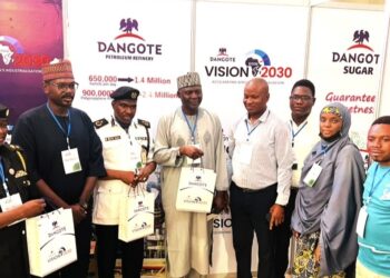 Mambobin Ƙungiyar MAN Sun Yi Cincirindo a Rumfar Dangote Domin Neman Bayani Kan IPO na Matatar Mai a Taron AGM na Kano