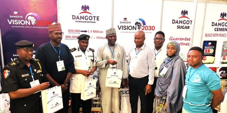 Mambobin Ƙungiyar MAN Sun Yi Cincirindo a Rumfar Dangote Domin Neman Bayani Kan IPO na Matatar Mai a Taron AGM na Kano